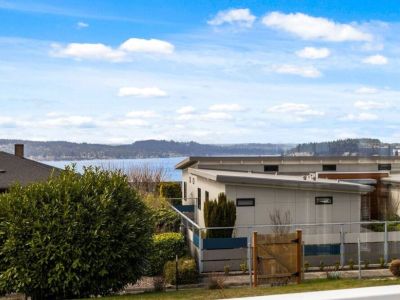 Great location! Walking distance to Harbor Greens grocery or a few minutes' drive to Whole Foods or Trader Joes.
