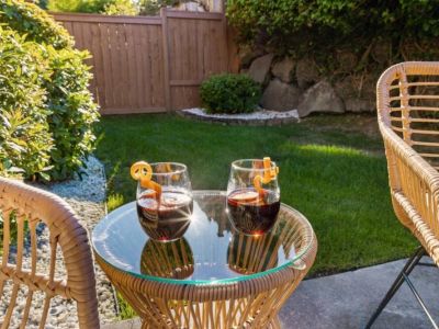 The stylish and sturdy construction of this coffee table makes it the perfect centerpiece for enjoying morning coffees or evening drinks in the fresh air.