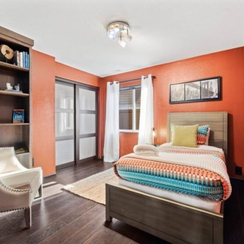 First Floor Single Bedroom | Cozy Design W/Reading Chair. USB/Outlet Lamp. Sound Machine. Double Closet.