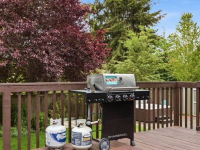 Enjoy cooking meals on the 4-buner gas grill