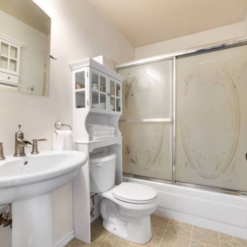 The upstairs full bathroom offers all the essential eco-friendlu amenities for a refreshing experience including a nightlight, with an essential oil diffuser option.