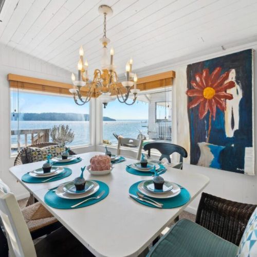 Indulge in a sumptuous dining experience with your loved ones in a dining room that frames the ocean like a living masterpiece.