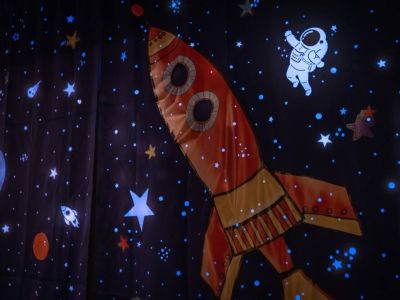 An intergalactic adventure as the lights go out in this captivating space-themed kids' room. Let them explore the galaxy in this dreamy space.