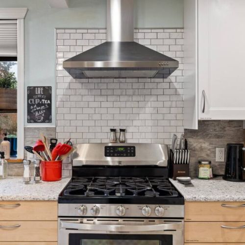 Unleash your inner chef with this exceptional 6-burner gas stove, offering not only a powerful cooking surface but also a spacious oven for all your baking adventures.