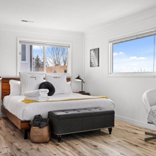 The King bedroom will give you comfort and luxury with its abundance of plush pillows and cozy blankets. A haven of tranquility just for you.