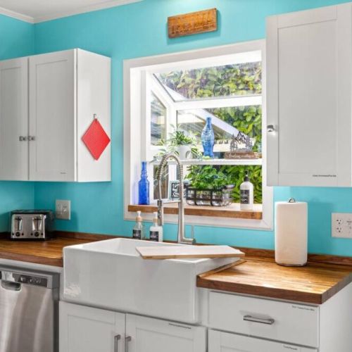 Discover the joy of preparing meals with ease and efficiency in this stylish and functional kitchen.