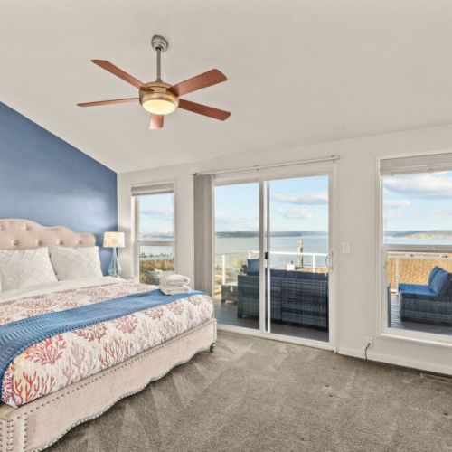 En Suite King Bedroom with stunning western views...hello Sunset!