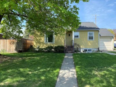 Welcome To Dagmar's Cottage - Classic WWII Era Bungalow With Newly Remodeled Modern Comforts