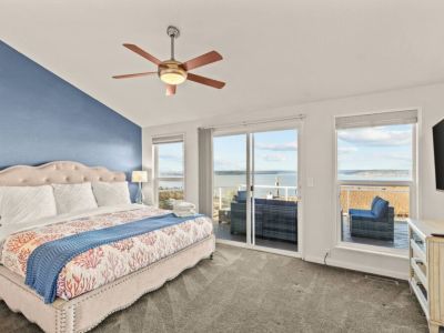 En Suite King Bedroom with stunning western views...hello Sunset!