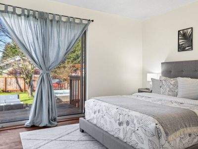 Experience the epitome of comfort and luxury with our top-rated beds in our main level room. Superior quality, plush mattresses, and premium linens, ensuring a restful night's sleep like no other.