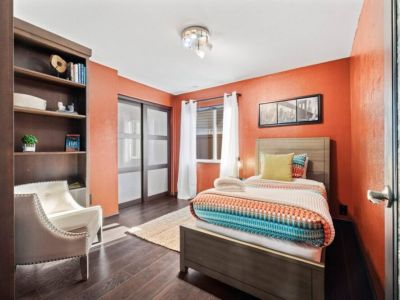 First Floor Single Bedroom | Cozy Design W/Reading Chair. USB/Outlet Lamp. Sound Machine. Double Closet.