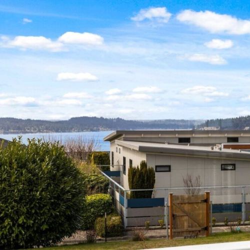 Great location! Walking distance to Harbor Greens grocery or a few minutes' drive to Whole Foods or Trader Joes.