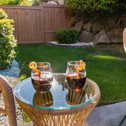 The stylish and sturdy construction of this coffee table makes it the perfect centerpiece for enjoying morning coffees or evening drinks in the fresh air.