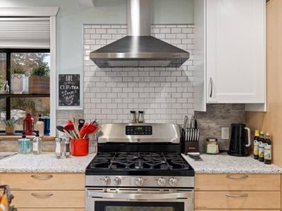 Unleash your inner chef with this exceptional 6-burner gas stove, offering not only a powerful cooking surface but also a spacious oven for all your baking adventures.