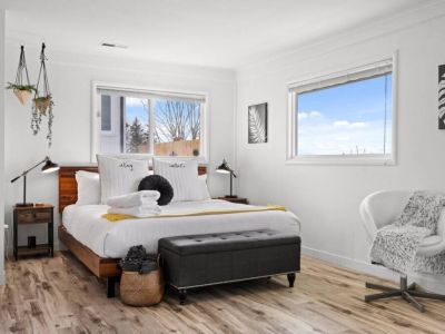The King bedroom will give you comfort and luxury with its abundance of plush pillows and cozy blankets. A haven of tranquility just for you.