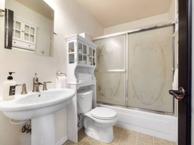 The upstairs full bathroom offers all the essential eco-friendlu amenities for a refreshing experience including a nightlight, with an essential oil diffuser option.