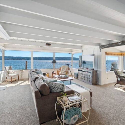 Whether you're curled up with a book, sharing stories with loved ones, or simply losing yourself in the ocean's timeless beauty, this living room with an ocean view is a sanctuary where everyday stresses melt away, leaving you refreshed and inspired