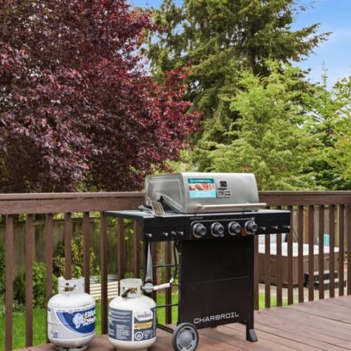 Enjoy cooking meals on the 4-buner gas grill