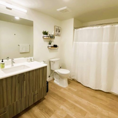 The spacious full bathroom includes fluffy cotton hand towels and wash cloths.