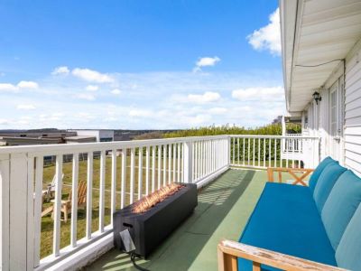 The balcony boasts a breathtaking view of Puget Sound and Narrows Bridge that stretch as far as the eye can see. With a sturdy railing and comfortable seating,