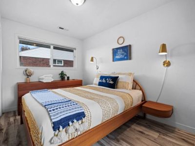 This queen bed on the main floor invites you to sink into a sea of softness and comfort. For a restful sleep that you deserve.