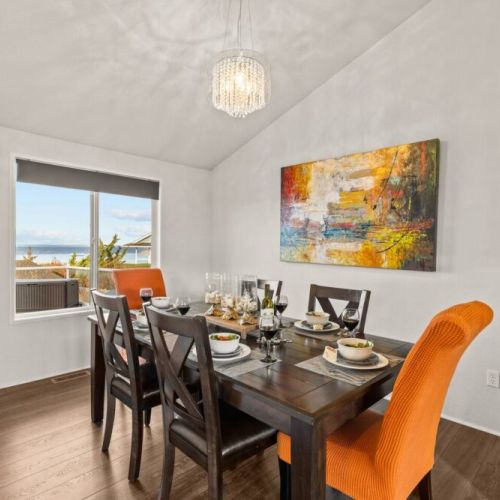 Enjoy gathering for meals around this dining table that seats 6 while taking in the view. Additional seating at the island bar and kitchen café table.