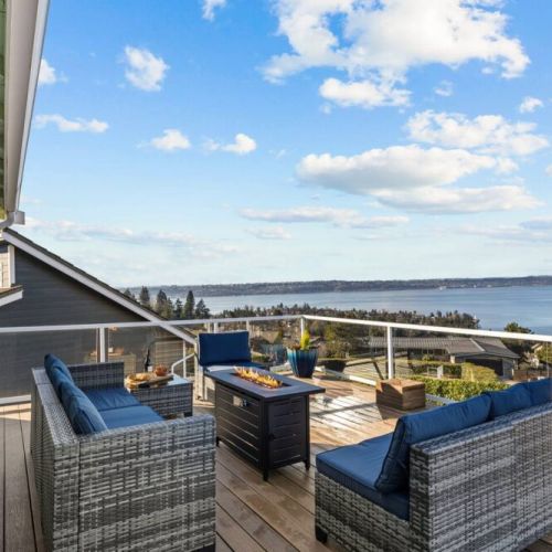 Outdoor lounge comfortably seats 6