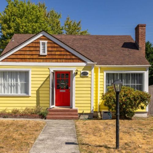 Welcome to Mellow Yellow!
Experience the ultimate outdoor oasis with our enticing combination of a relaxing hot tub, cozy fire pit, and a fun-filled kids loft.