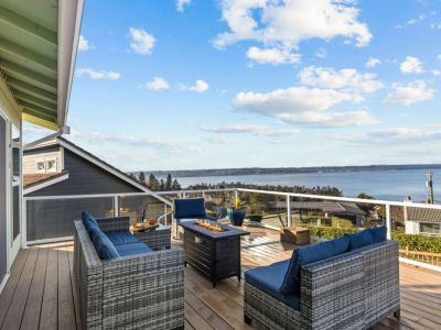 Outdoor lounge comfortably seats 6