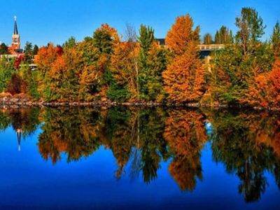 Experience the breathtaking beauty of autumn in Spokane as nature paints the landscape with vibrant hues of red, orange, and gold.