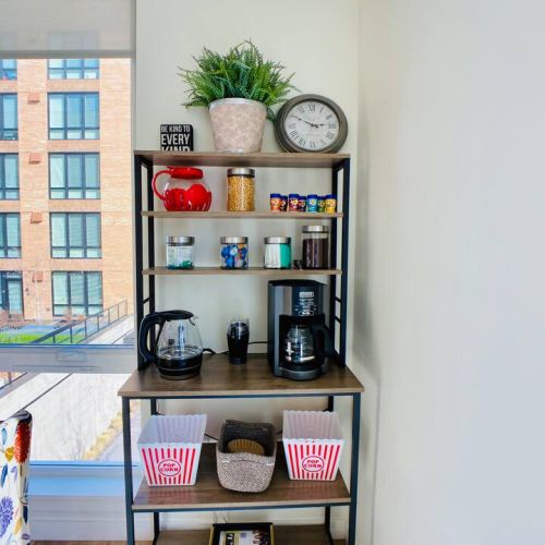 From morning coffee to evening tea and movie night popcorn, our station includes: Columbian ground coffee, coffee grinder (grab your favorite beans!), water kettle, organic sugar & stevia sticks, flavored creamers, organic teas, popcorn & flavorings.
