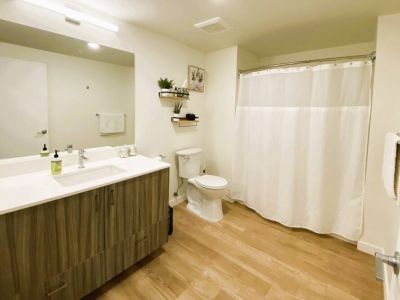 The spacious full bathroom includes fluffy cotton hand towels and wash cloths.