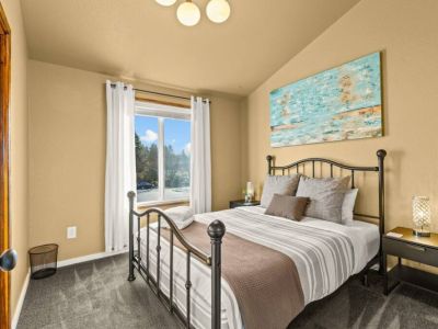 Luxurious 100% cotton linens ensure a good nights sleep nestled in this queen bedroom