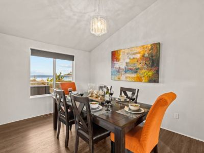 Enjoy gathering for meals around this dining table that seats 6 while taking in the view. Additional seating at the island bar and kitchen café table.