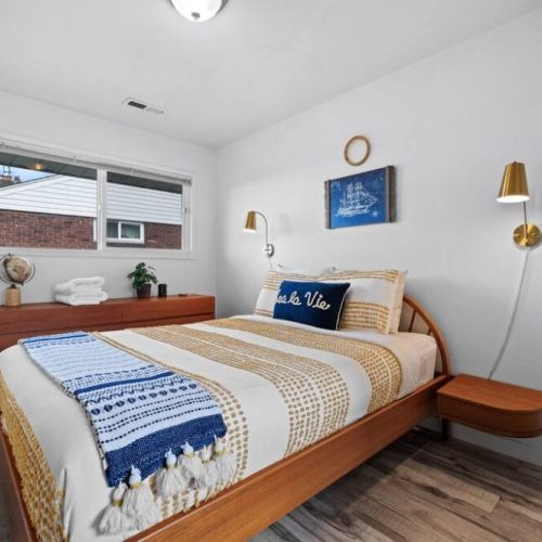 This queen bed on the main floor invites you to sink into a sea of softness and comfort. For a restful sleep that you deserve.