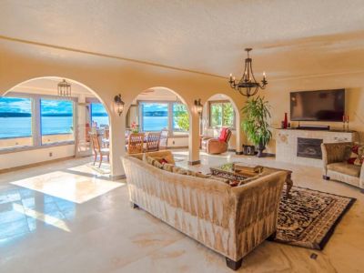 Take in the sweeping water and mountain views from Casa Mar a Ceilo's spacious living room