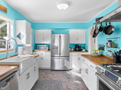 Step into our fully stocked kitchen, a culinary haven ready to inspire your inner chef. From top-of-the-line appliances to a wide array of cooking utensils and gadgets, everything you need is at your fingertips.