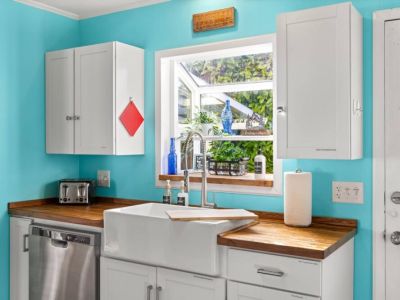 Discover the joy of preparing meals with ease and efficiency in this stylish and functional kitchen.