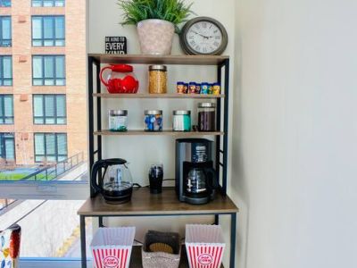 From morning coffee to evening tea and movie night popcorn, our station includes: Columbian ground coffee, coffee grinder (grab your favorite beans!), water kettle, organic sugar & stevia sticks, flavored creamers, organic teas, popcorn & flavorings.