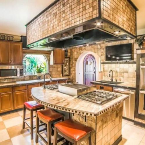 A culinary haven for aspiring chefs. Step into our Gourmet Chef's kitchen which features a double oven and indoor grill.