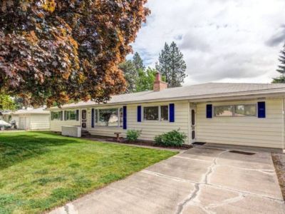 Welcome to Shady Maple!  Nestled in a quiet mid-century style neighborhood yet close to I-90 and easy access to everything and everywhere you want to go.