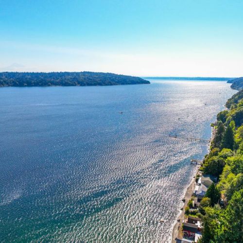 Perched on the edge of a pristine shoreline, this exquisite beachfront home offers an unparalleled vista of the sparkling ocean that stretches as far as the eye can see.