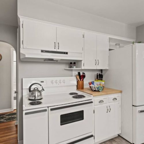 Step into our charming cottage-style kitchen with a spacious 36" stove and oven range ensuring a great cooking experience.