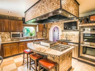 A culinary haven for aspiring chefs. Step into our Gourmet Chef's kitchen which features a double oven and indoor grill.