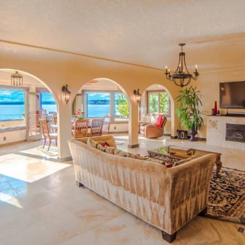 Take in the sweeping water and mountain views from Casa Mar a Ceilo's spacious living room