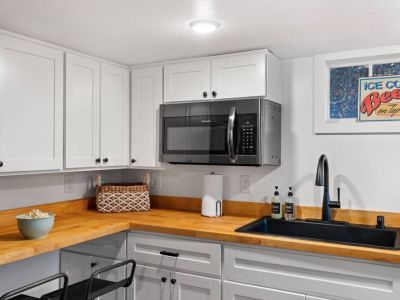 This well-appointed kitchen is equipped with everything you need to prepare meals and entertain guests, providing flexibility and convenience.