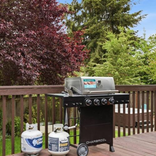 Enjoy cooking meals on the 4-buner gas grill
