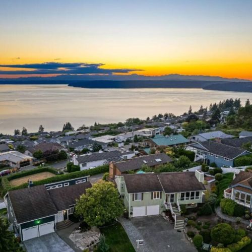 Great location nestled on a quiet street yet close to everywhere you want to go.
PS: the sunsets are amazing!