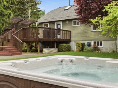 Kick back and relax in the 6-person hot tub