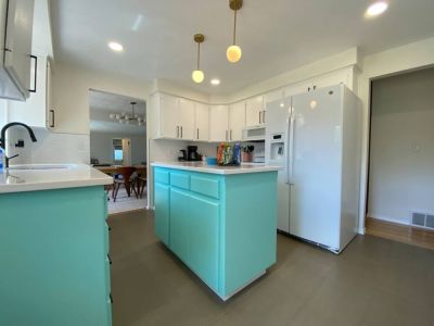 Brightly lit fully stocked Kitchen has everything you need to cook and bake to your heart's content (and your stomach!)